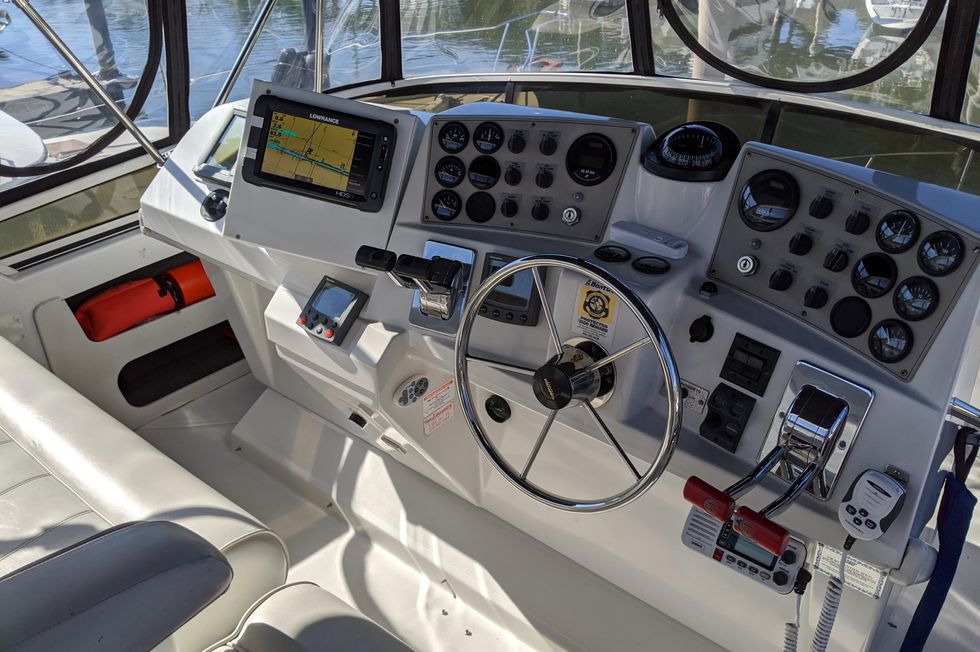 2002 Carver 404 Cockpit Motor Yacht