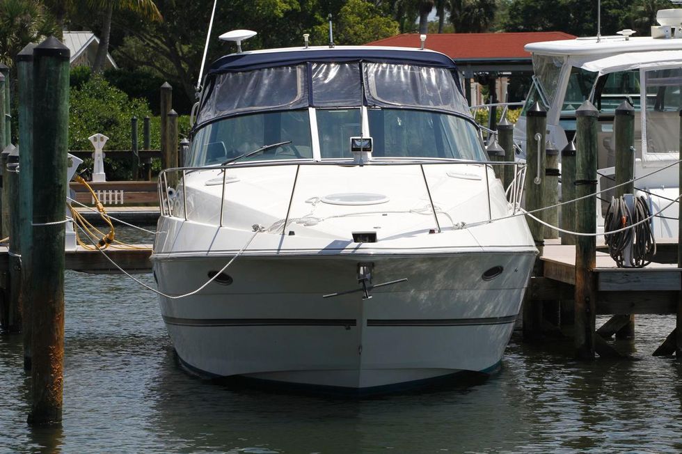 2005 Cruisers Yachts 340 Express w/Bow Thruster