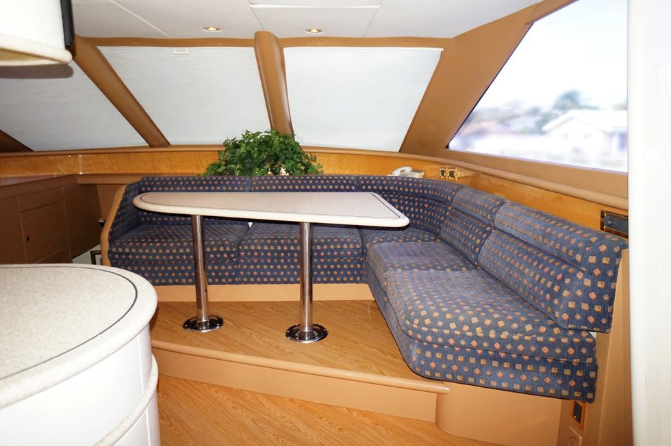 1999 Lazzara Yachts Skylounge Grand Salon